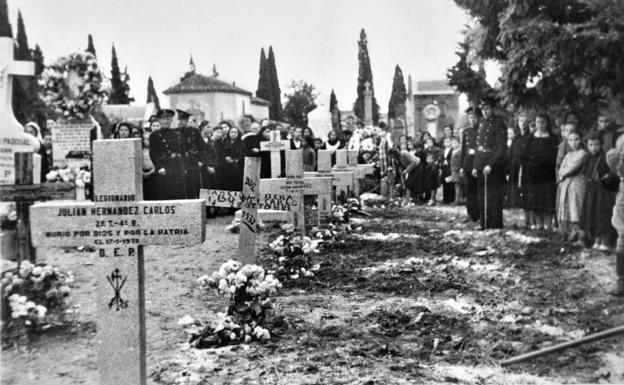 1. 'Espacio militar' del cementerio de Logroño donde en primer término aparece la tumba de Julián Hernández Carlos, muerto en Logroño por heridas de guerra. 