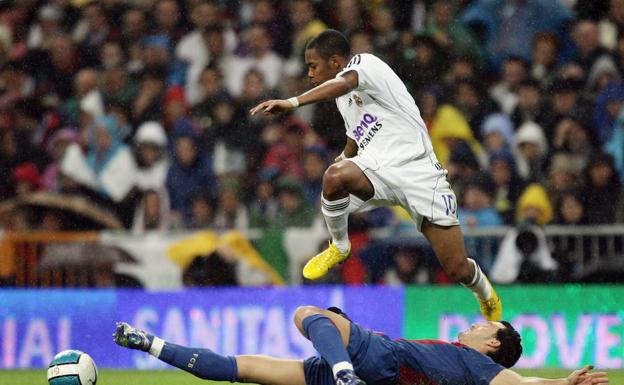 Robinho desborda a Zambrotta en un Real Madrid-Barcelona. 