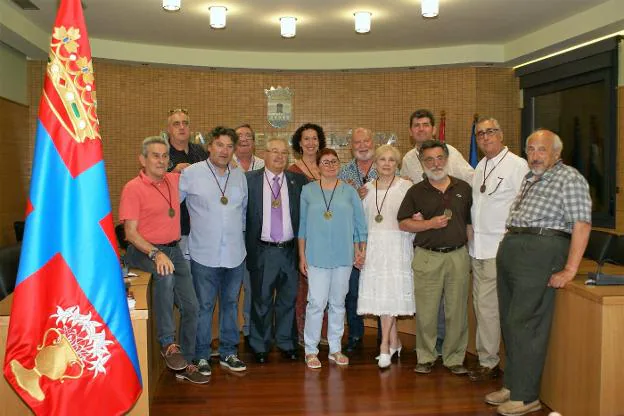 Los homenajeados posan en el salón de plenos del Ayuntamiento de Nájera. :: F. D.