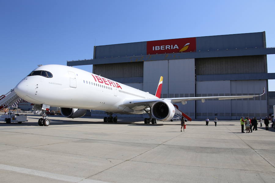 Iberia ha bautizado con el nombre 'Plácido Domingo' a su primer A350, un acto que ha contado con la presencia del tenor español que ha manifestado «una gran emoción» por este reconocimiento, que ha calificado de «privilegio».