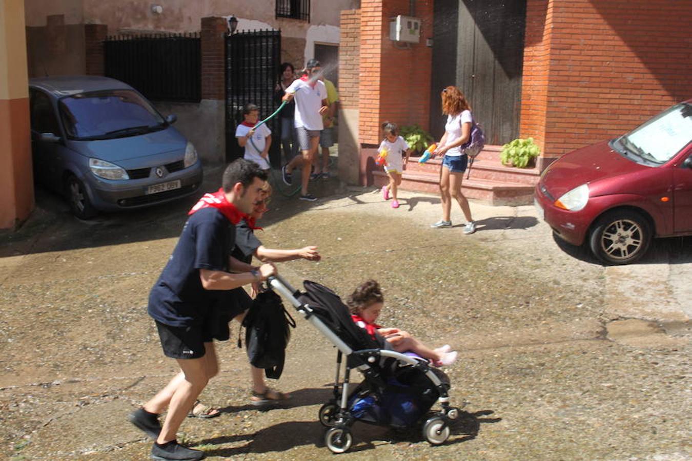 Arranque de las fiestas de Arnedillo en honor a la Virgen de las Nieves con el chupinazo, el pasacalles, la caramelada...