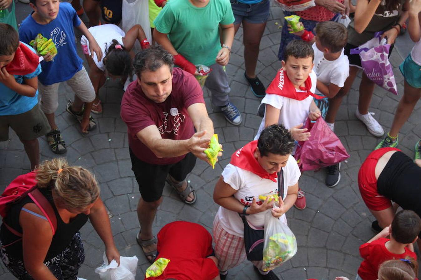 Arranque de las fiestas de Arnedillo en honor a la Virgen de las Nieves con el chupinazo, el pasacalles, la caramelada...