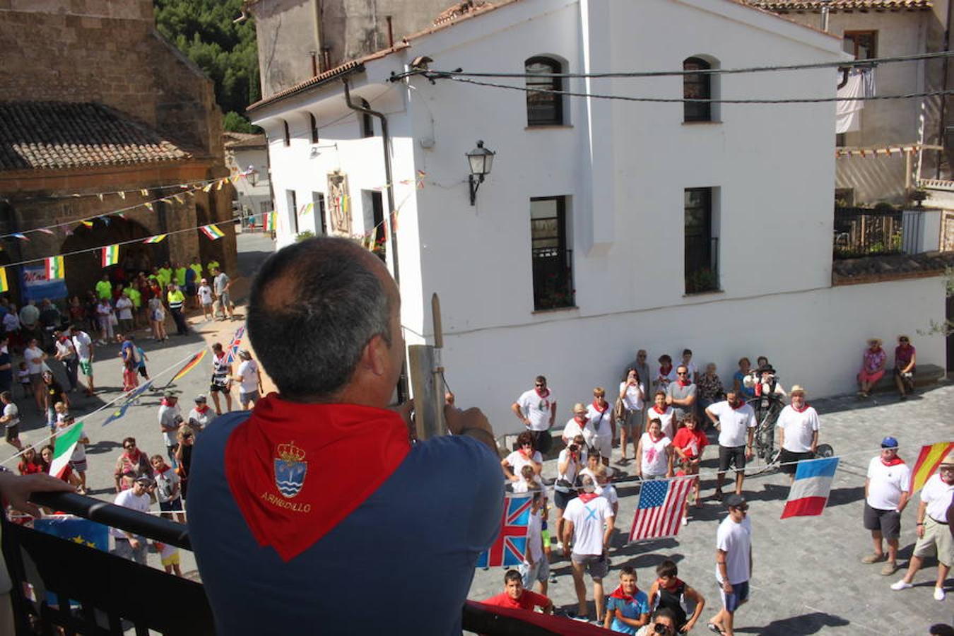 Arranque de las fiestas de Arnedillo en honor a la Virgen de las Nieves con el chupinazo, el pasacalles, la caramelada...