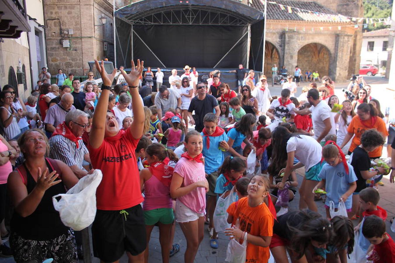 Arranque de las fiestas de Arnedillo en honor a la Virgen de las Nieves con el chupinazo, el pasacalles, la caramelada...