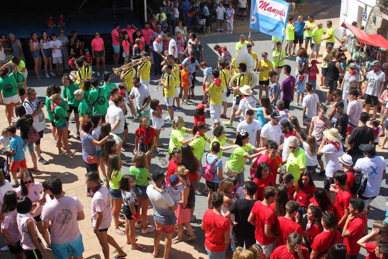 Arranque de las fiestas de Arnedillo en honor a la Virgen de las Nieves con el chupinazo, el pasacalles, la caramelada...