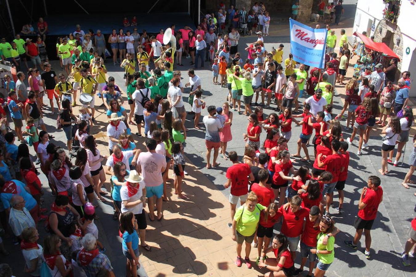 Arranque de las fiestas de Arnedillo en honor a la Virgen de las Nieves con el chupinazo, el pasacalles, la caramelada...