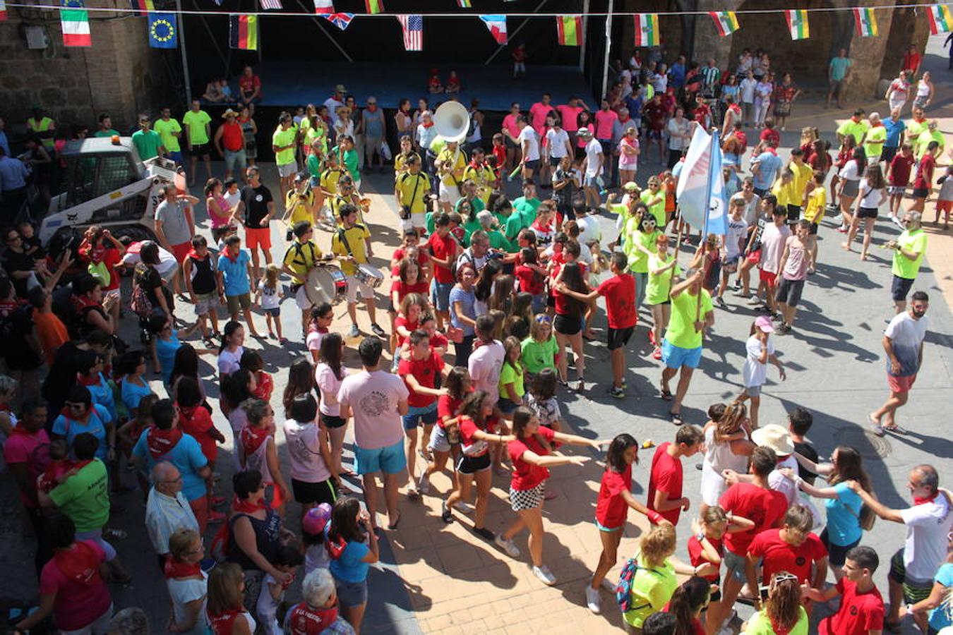 Arranque de las fiestas de Arnedillo en honor a la Virgen de las Nieves con el chupinazo, el pasacalles, la caramelada...