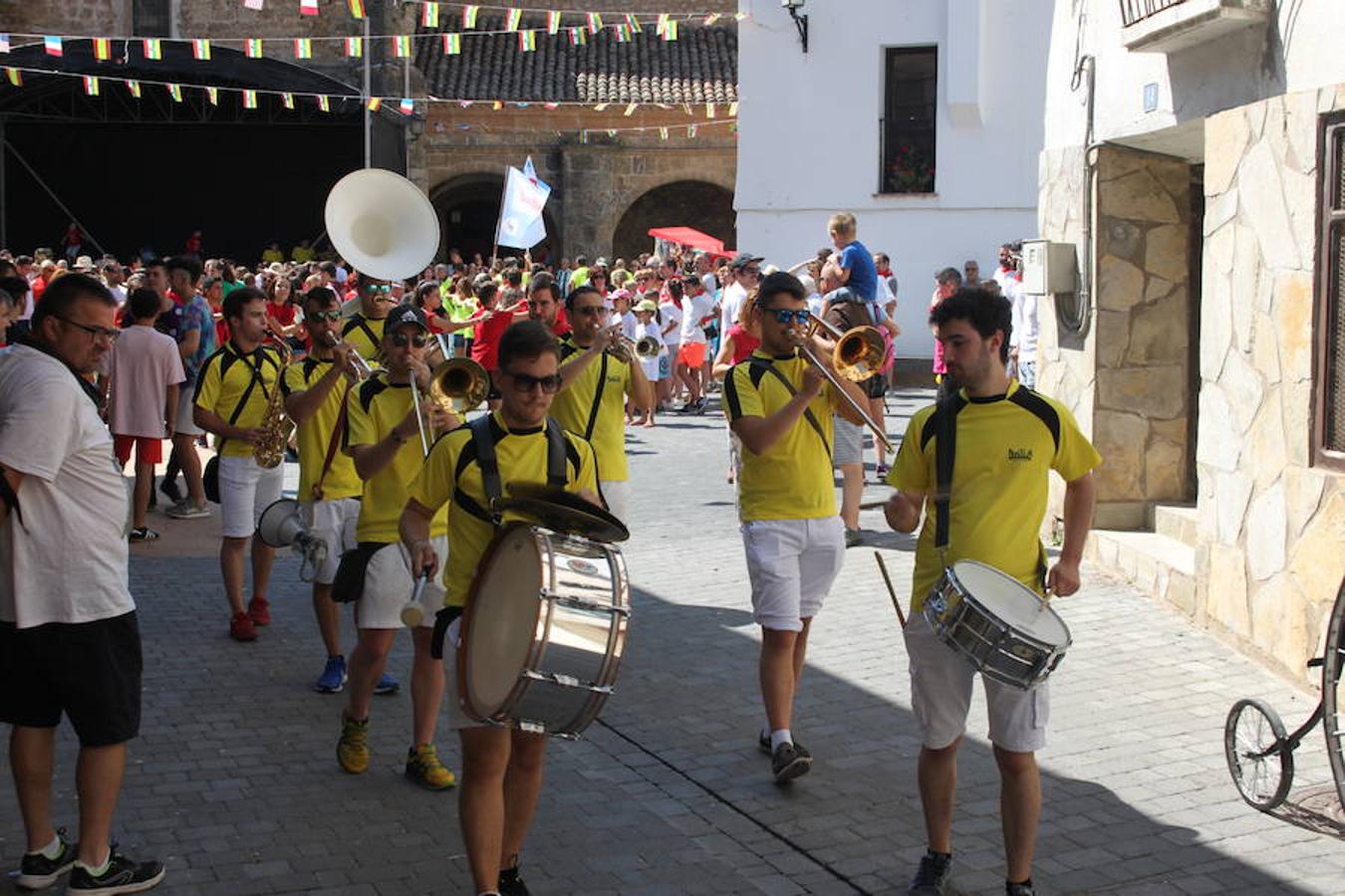 Arranque de las fiestas de Arnedillo en honor a la Virgen de las Nieves con el chupinazo, el pasacalles, la caramelada...
