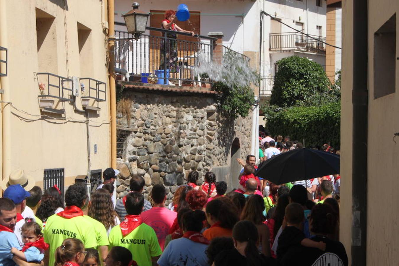 Arranque de las fiestas de Arnedillo en honor a la Virgen de las Nieves con el chupinazo, el pasacalles, la caramelada...