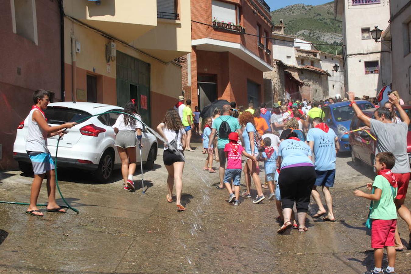 Arranque de las fiestas de Arnedillo en honor a la Virgen de las Nieves con el chupinazo, el pasacalles, la caramelada...