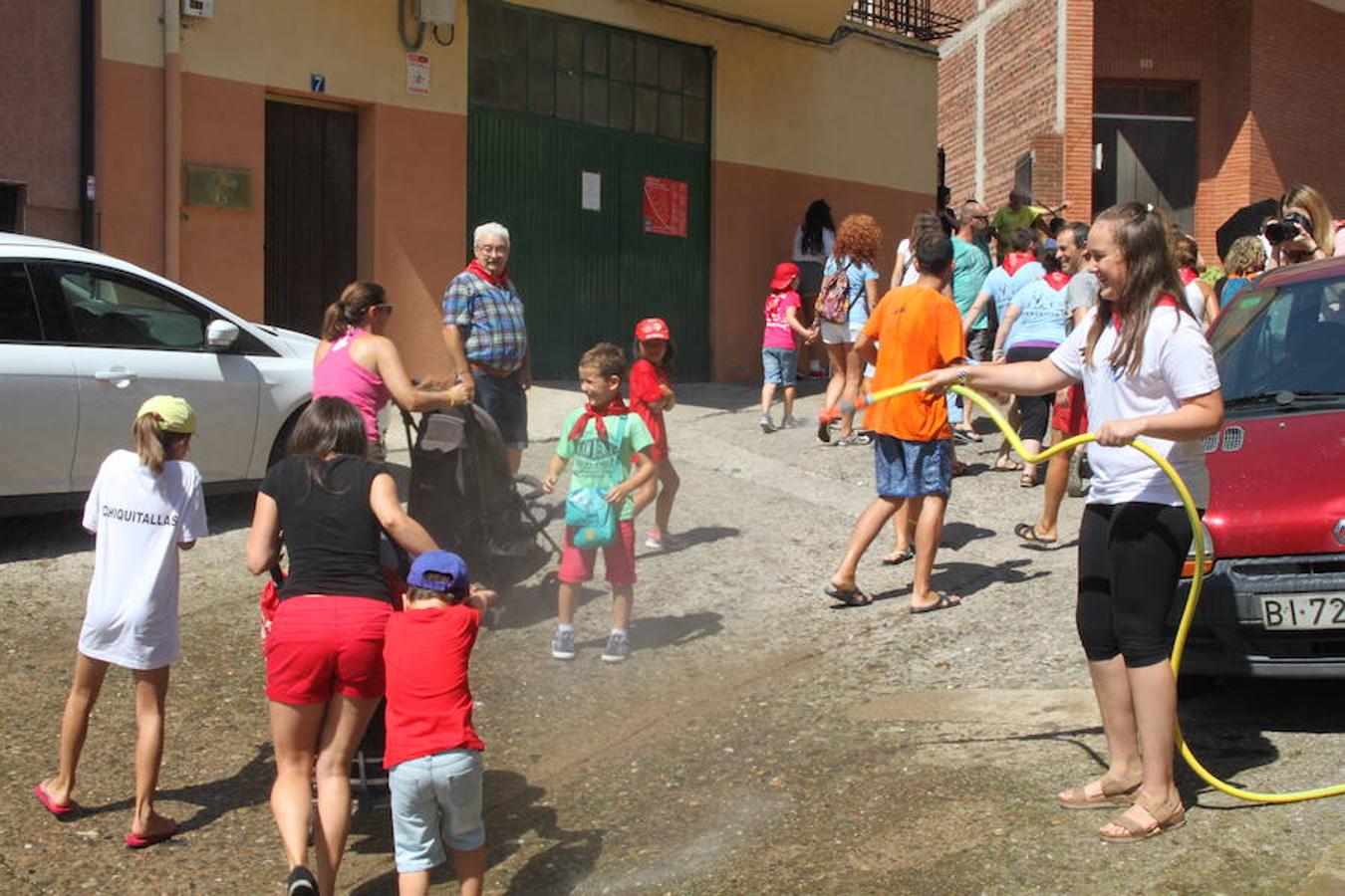 Arranque de las fiestas de Arnedillo en honor a la Virgen de las Nieves con el chupinazo, el pasacalles, la caramelada...