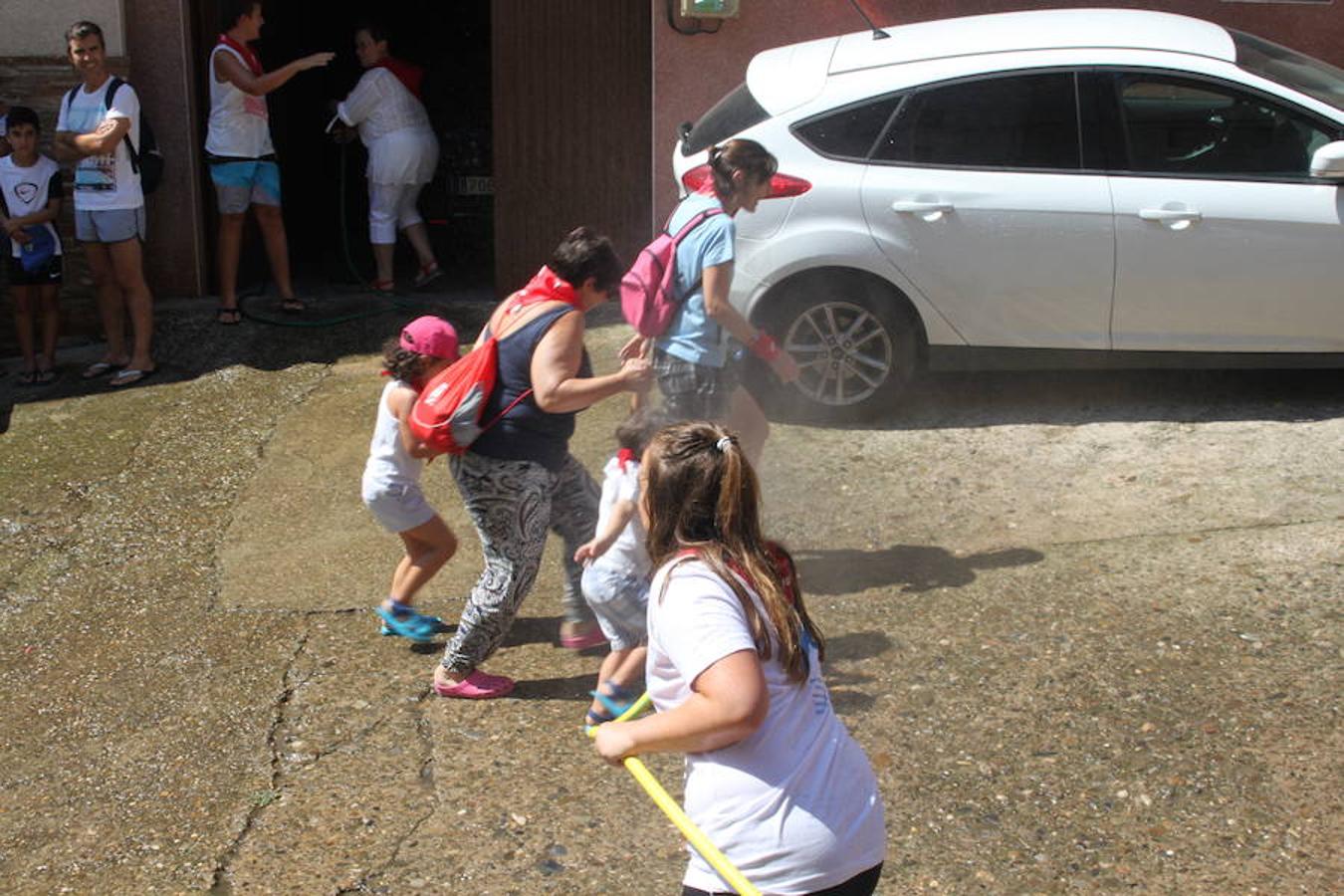 Arranque de las fiestas de Arnedillo en honor a la Virgen de las Nieves con el chupinazo, el pasacalles, la caramelada...