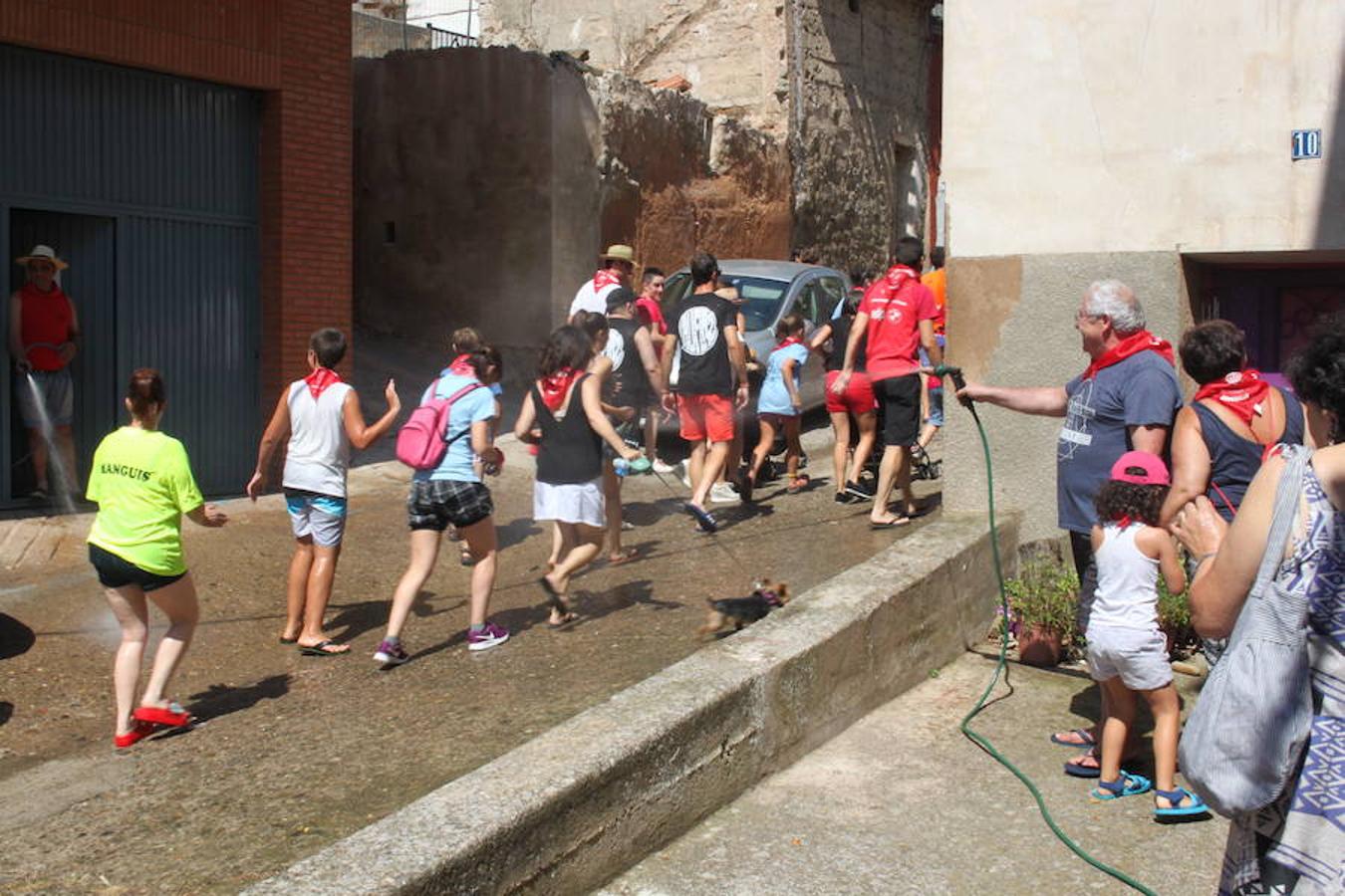 Arranque de las fiestas de Arnedillo en honor a la Virgen de las Nieves con el chupinazo, el pasacalles, la caramelada...