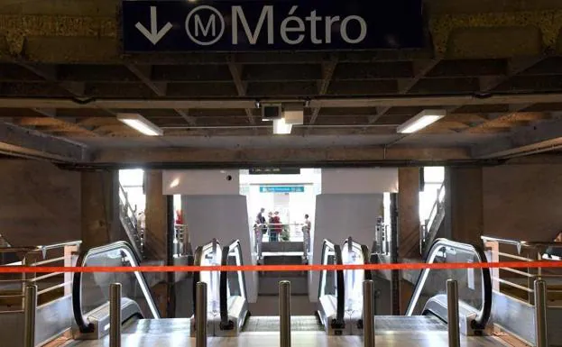 Accesos a la estación de metro de Montparnasse, en París.