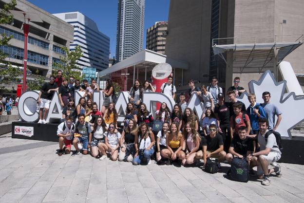 Un grupo de jóvenes, entre los que se encuentran varios riojanos, en Toronto, Canadá. :: Aupairidiomas