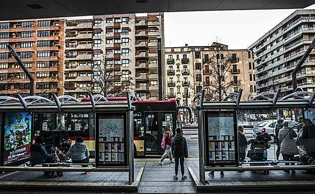Parada de autobús urbano en la Gran Vía logroñesa.