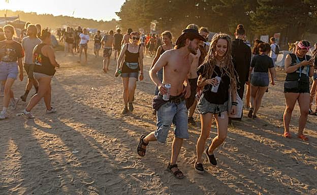 Unos jóvenes beben cerveza en el 24 Festival Pol'and'Rold', en Kostrzyn (Polonia).
