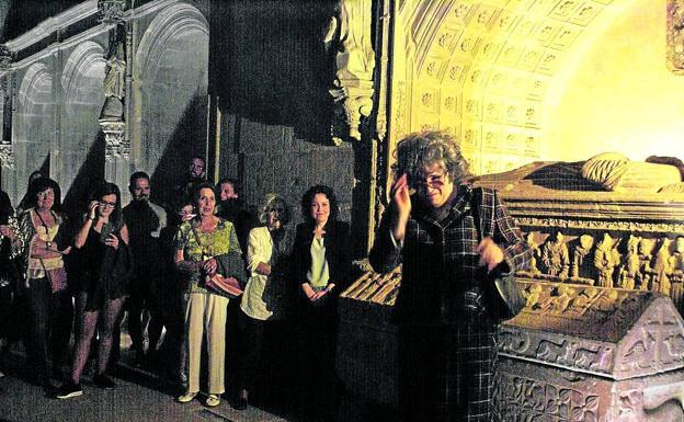 Imagen principal - Foto superior: Visitante singular. La señora se suma a la visita y se convierte en protagonista. | Foto izquierda: Escena junto a la tapa románica del sepulcro de doña Blanca de Navarra. | Foto derecha: Coro alto. Una de las maravillas del monasterio, la sillería del coro. 