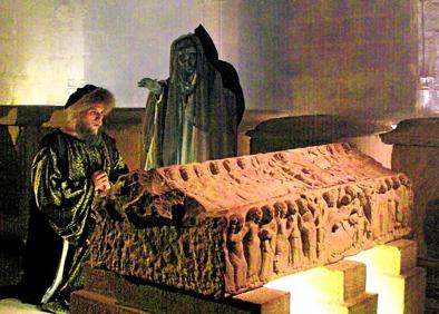 Imagen secundaria 1 - Foto superior: Visitante singular. La señora se suma a la visita y se convierte en protagonista. | Foto izquierda: Escena junto a la tapa románica del sepulcro de doña Blanca de Navarra. | Foto derecha: Coro alto. Una de las maravillas del monasterio, la sillería del coro. 