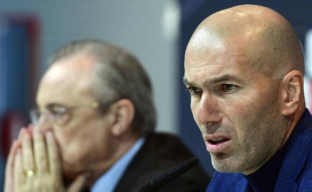 Zinedine Zidane, junto a Florentino Pérez, el día en que anunció su salida del Real Madrid. 