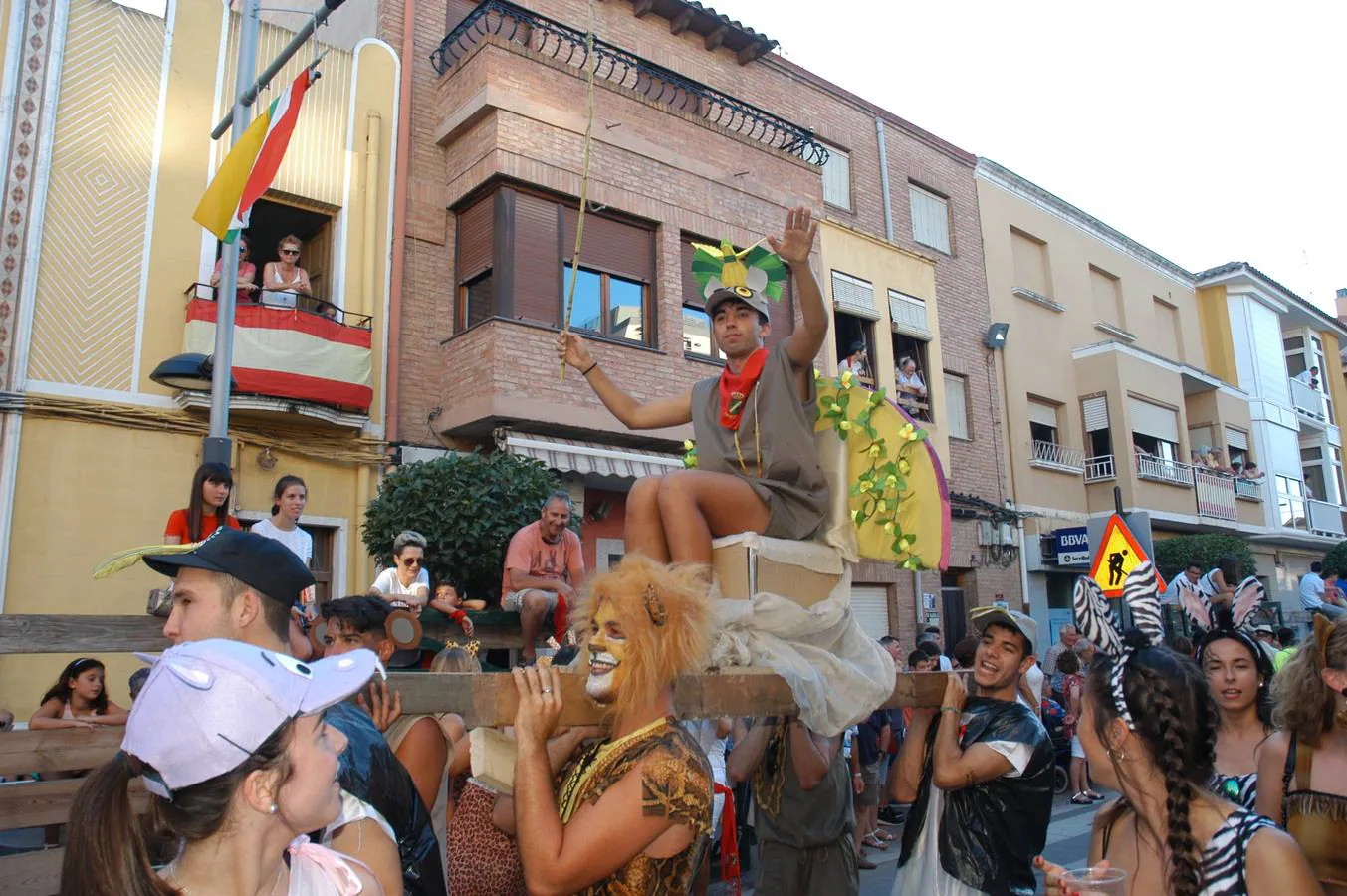 Divertidas y sorprendentes carrozas en las fiestas de Rincón de Soto.