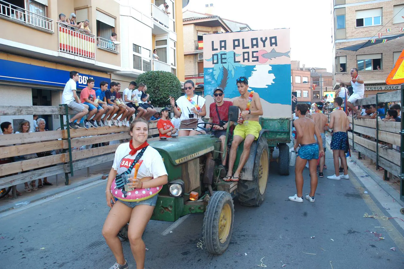 Divertidas y sorprendentes carrozas en las fiestas de Rincón de Soto.