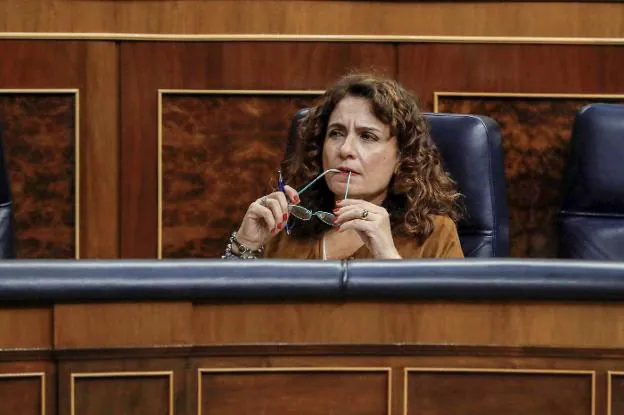 La ministra María Jesús Montero, en su escaño del Congreso. :: efe