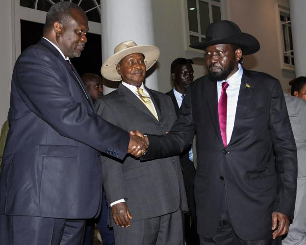 Riek Machar, Yoweri Museveni y Salva Kiir, tras el acuerdo. :: Efe