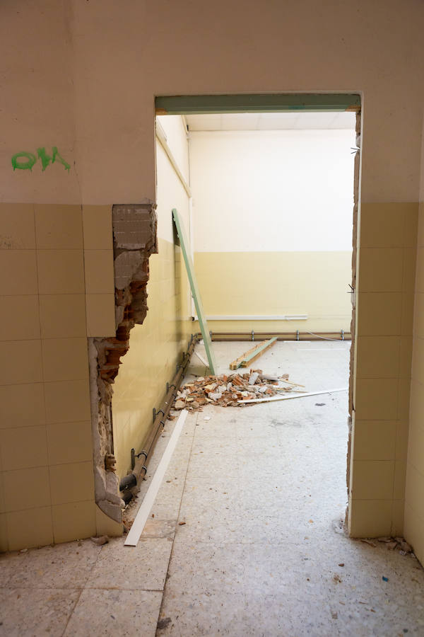 En plena conmemoración del centenario del instituto Sagasta, el emblemático edificio presnta un estado ruinoso después de su cierre y a la espera del inicio de las obras.