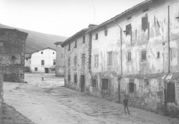 Vista de la calle Zaldúa en Valgañón