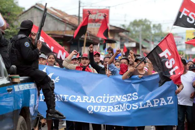 Seguidores de Ortega le muestran su apoyo en Masaya. :: reuters