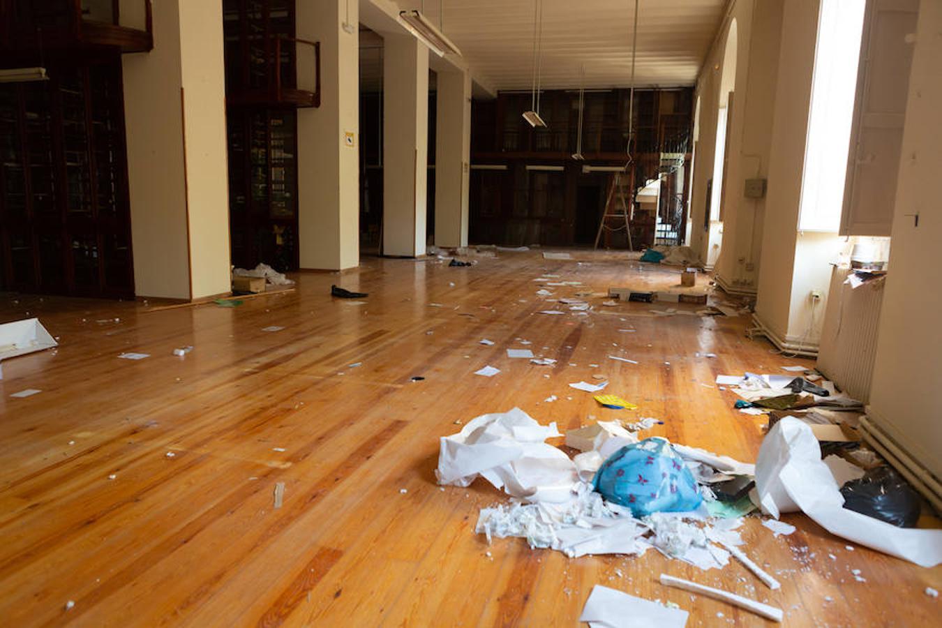 En plena conmemoración del centenario del instituto Sagasta, el emblemático edificio presnta un estado ruinoso después de su cierre y a la espera del inicio de las obras.