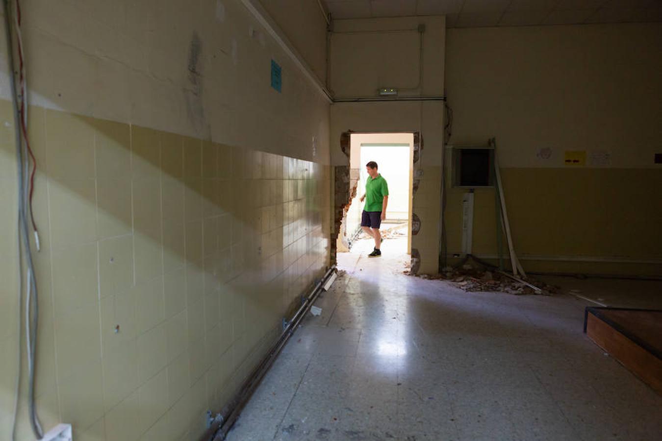 En plena conmemoración del centenario del instituto Sagasta, el emblemático edificio presnta un estado ruinoso después de su cierre y a la espera del inicio de las obras.