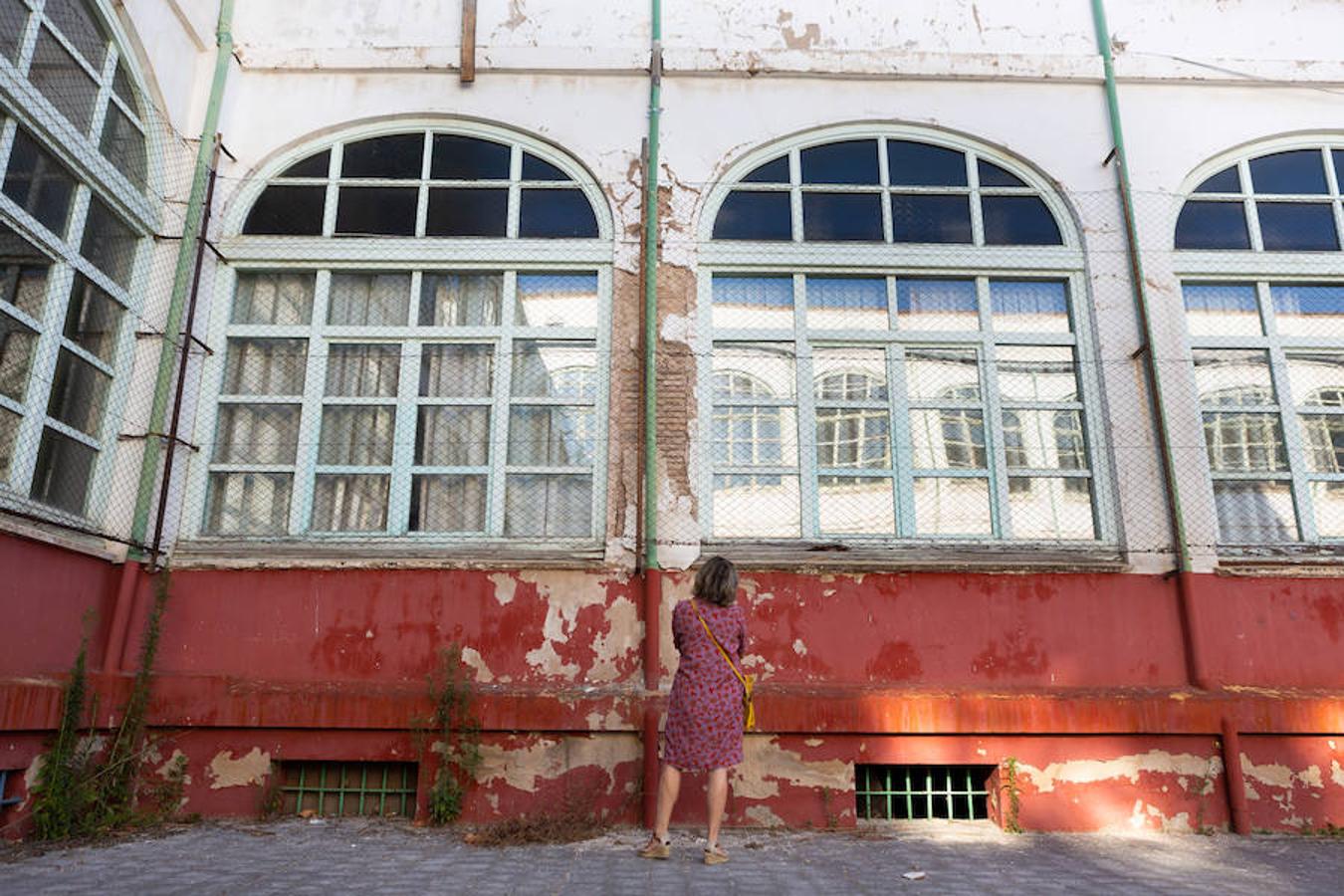 En plena conmemoración del centenario del instituto Sagasta, el emblemático edificio presnta un estado ruinoso después de su cierre y a la espera del inicio de las obras.