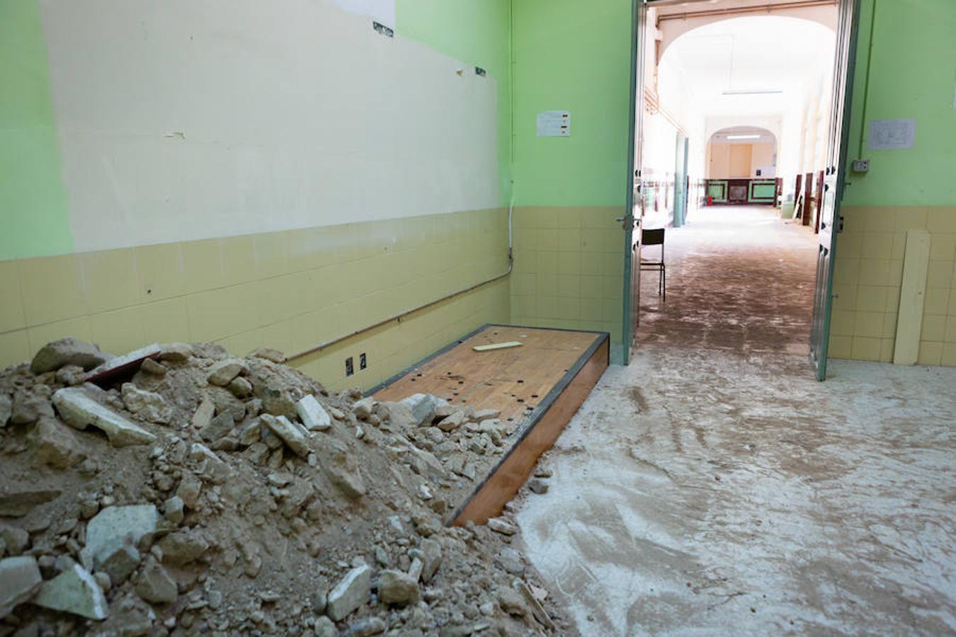 En plena conmemoración del centenario del instituto Sagasta, el emblemático edificio presnta un estado ruinoso después de su cierre y a la espera del inicio de las obras.