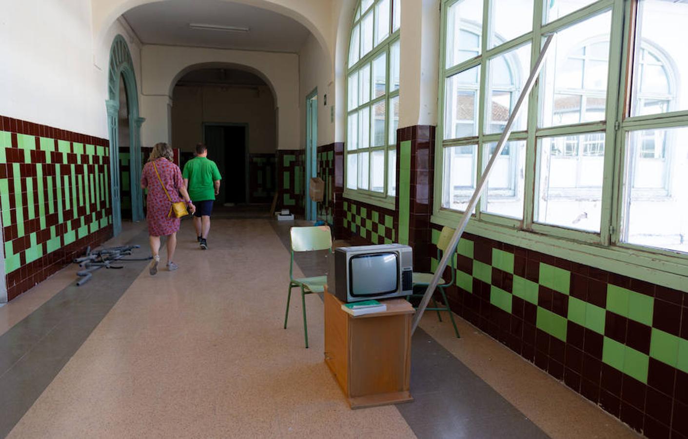 En plena conmemoración del centenario del instituto Sagasta, el emblemático edificio presnta un estado ruinoso después de su cierre y a la espera del inicio de las obras.