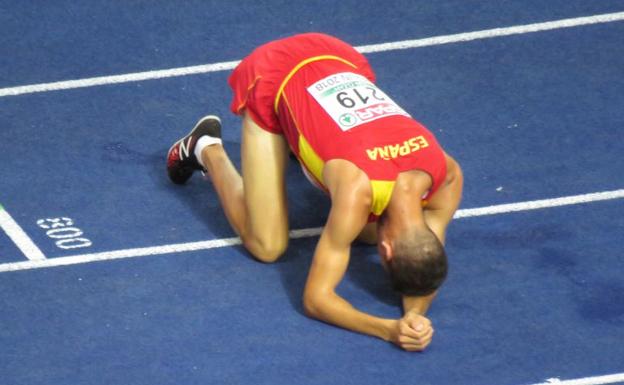 Adel Mechaal, tras acabar la carrera. 