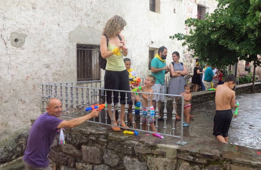 Acompañadas de pólvora y agua la localidad Serrana inició ayer sus fiestas 