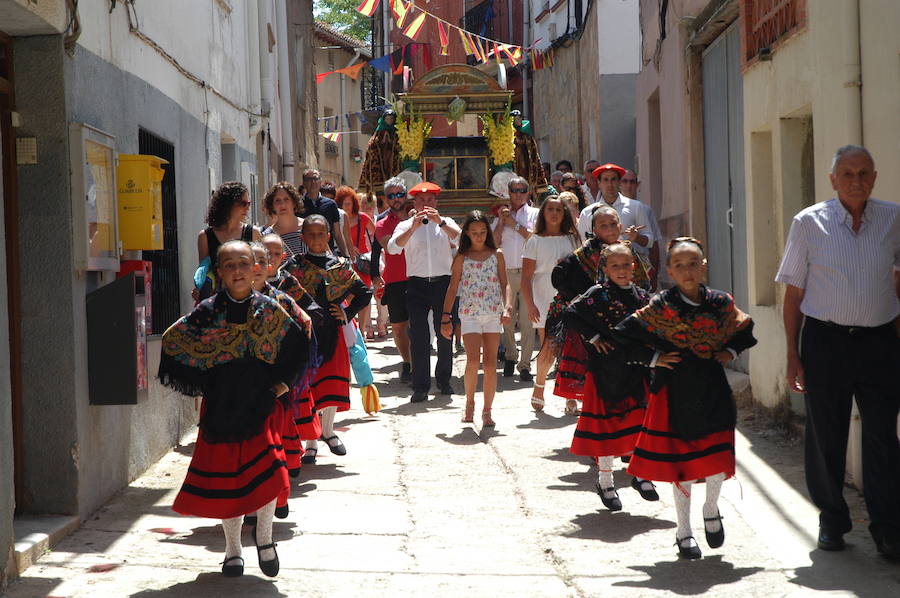 Los redaleños disfrutan de sus fiestas con danzas populares, música y procesiones 