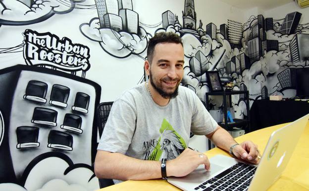 Asier Fernández en la sede de 'The Urban Roosters'
