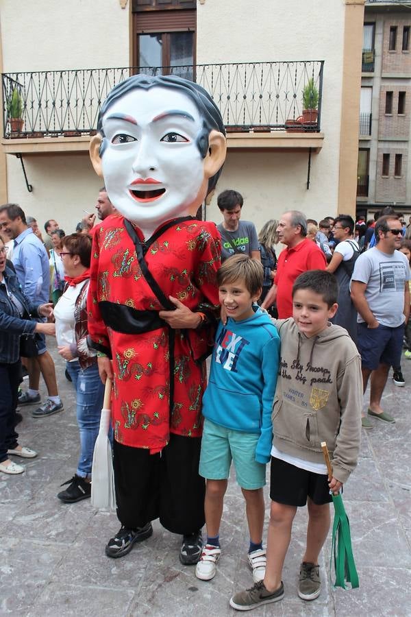 Los gigantes y cabezudos fueron el centro de la diversión, especialmente para los más jóvenes.