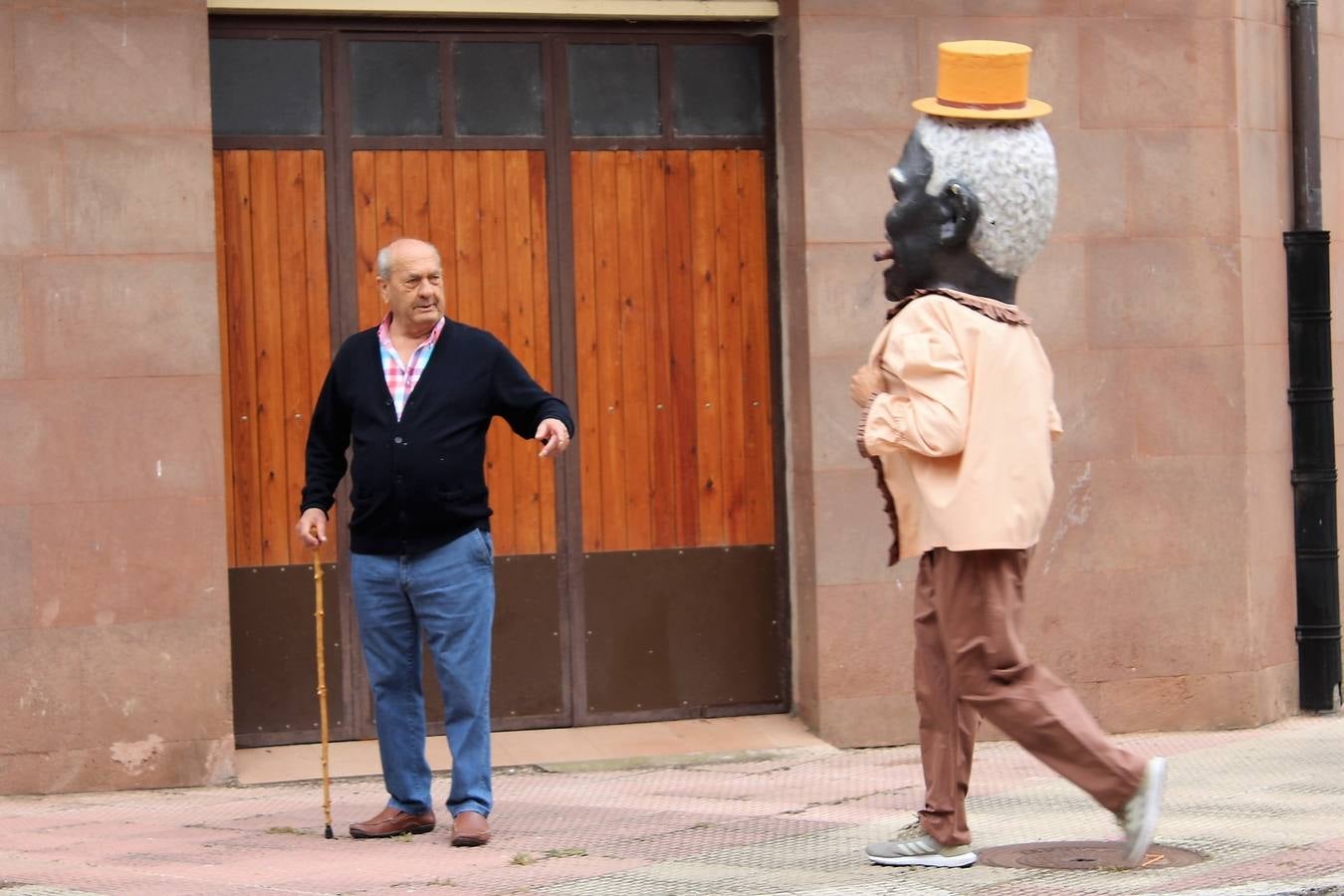 Los gigantes y cabezudos fueron el centro de la diversión, especialmente para los más jóvenes.