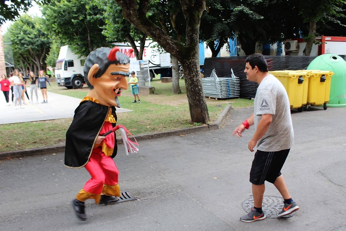 Los gigantes y cabezudos fueron el centro de la diversión, especialmente para los más jóvenes.