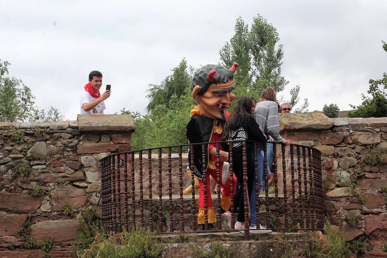 Los gigantes y cabezudos fueron el centro de la diversión, especialmente para los más jóvenes.