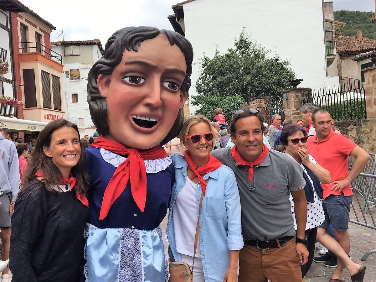 Los gigantes y cabezudos fueron el centro de la diversión, especialmente para los más jóvenes.