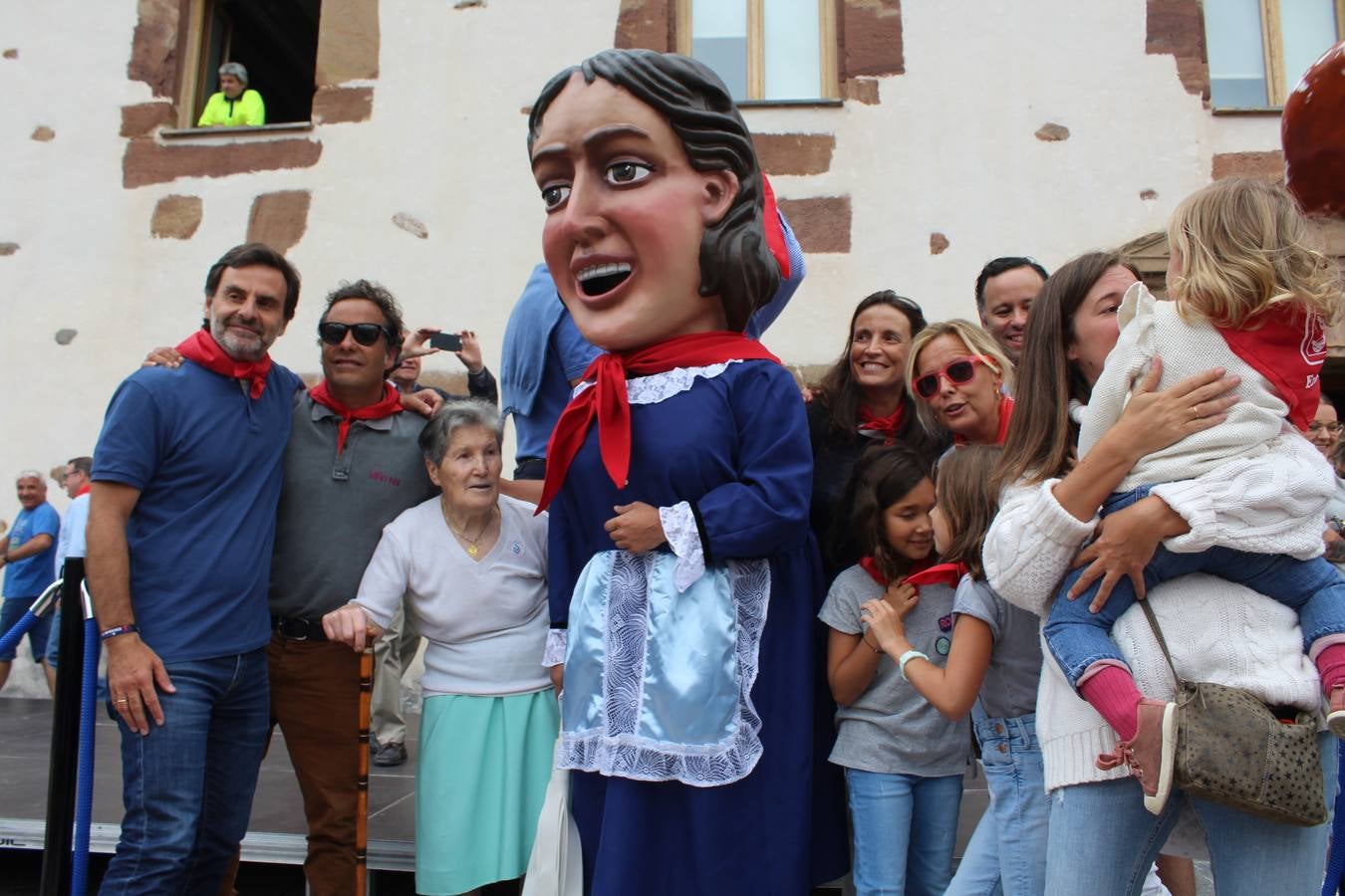 Los gigantes y cabezudos fueron el centro de la diversión, especialmente para los más jóvenes.