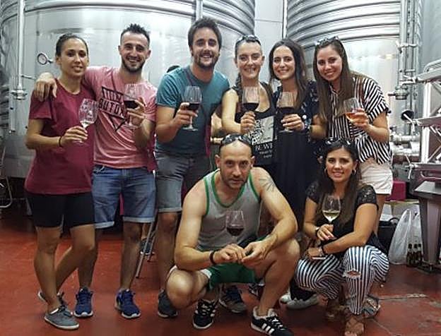 Un grupo de visitantes disfrutando de un vino el año pasado. :: 