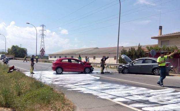 Trabajos para despejar la carretera con un furgón con remolque implicado y que está al fondo de la imagen. 