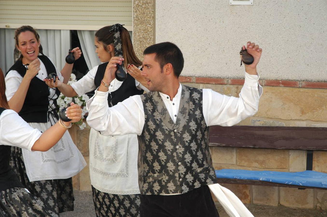 Imágenes correspondientes a la I Fiesta de la Jota que se ha celebrado en Alcanadre. 