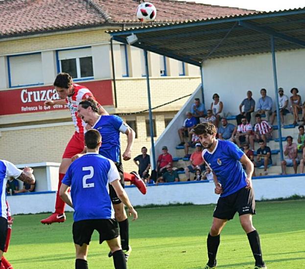 Pelea aérea en el partido entre Peña Sport y UDL. 